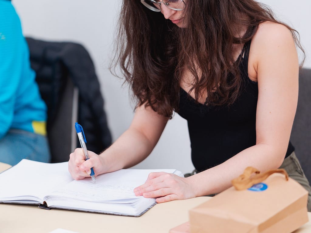 Pri práci s pacientom rozhodujú detaily. Účastníčka kurzu Dr. Oliver si zapisuje poznámky