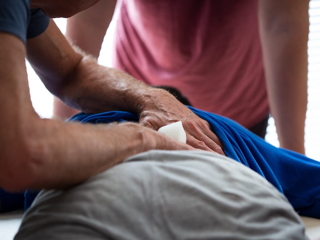 Účastníci kurzu Dr. Oliver sa učia techniky uvoľnenia stuhnutých tkanív