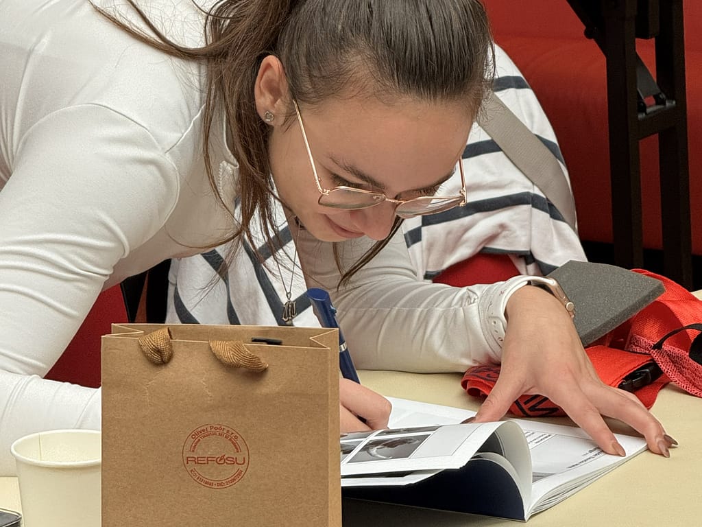 Spokojná účastníčka kurzu Dr. Oliver si zapisuje odporúčania z nácviku techník