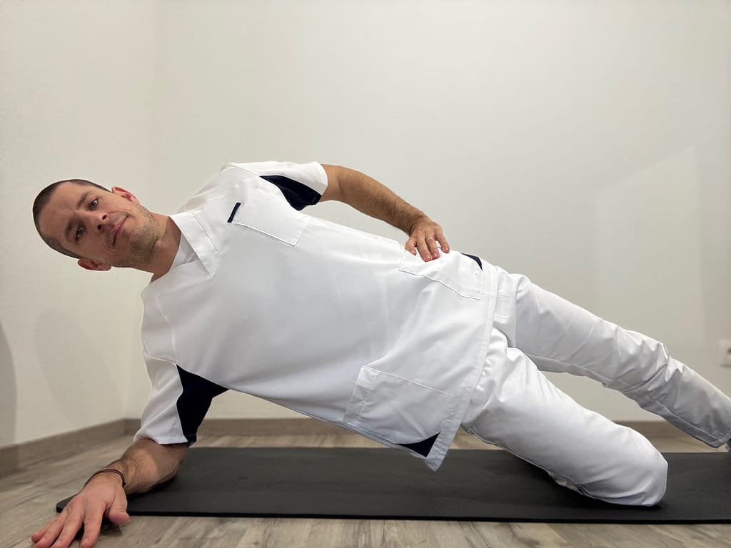 Bočný plank predvedený lektorom na kurze Dr. Oliver