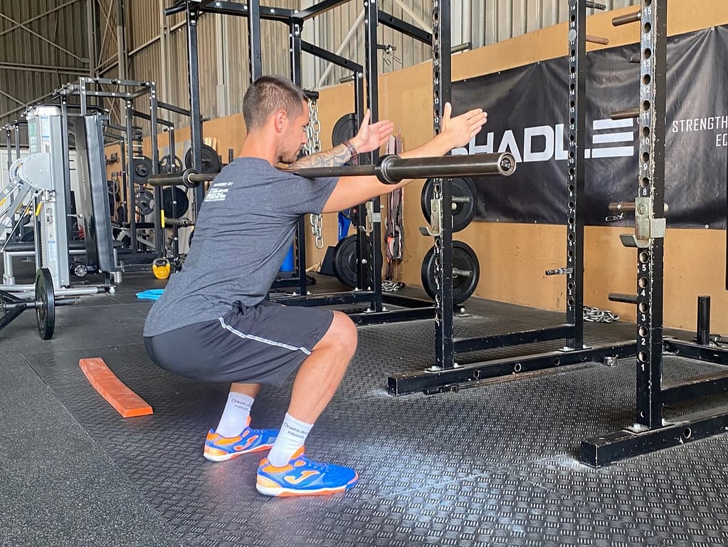 Príprava na silový tréning aktiváciou sedacích svalov pri čelnom drepe