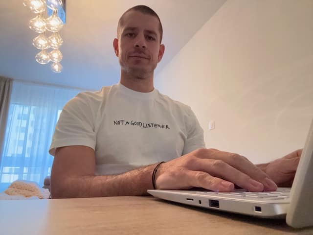 Bolesť na vonkajšej strane lakťa z práci na počítači